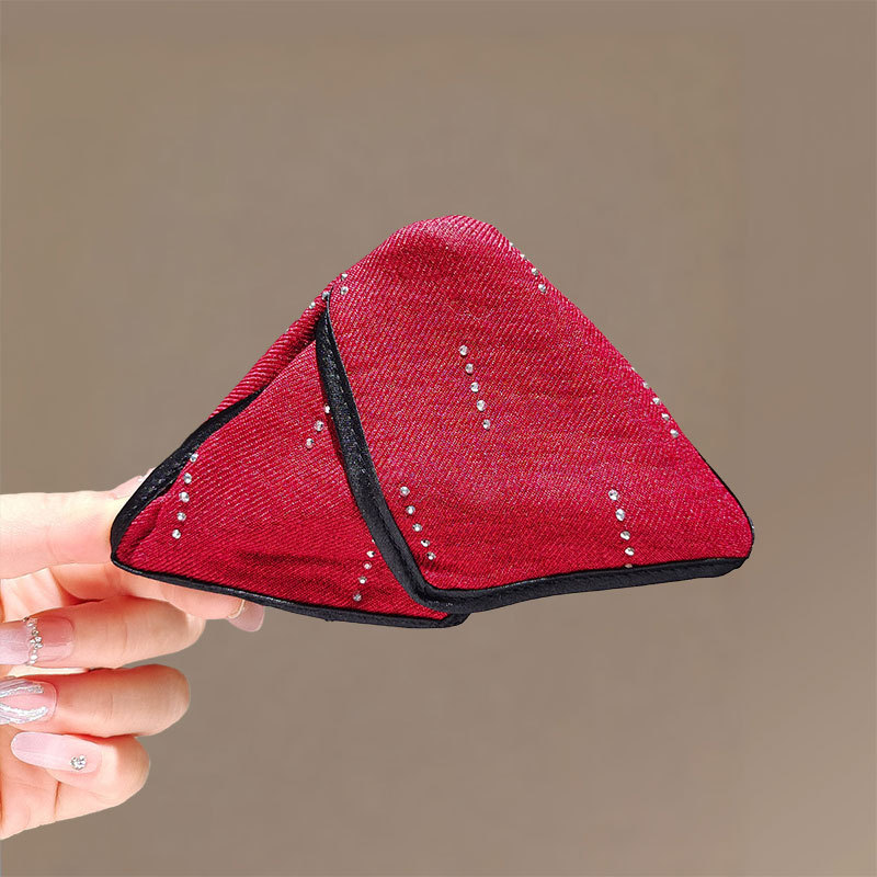 Korean-style color-blocking triangle claw clip for women, high-end 2025 new model, large shark clip hair accessory for up-dos