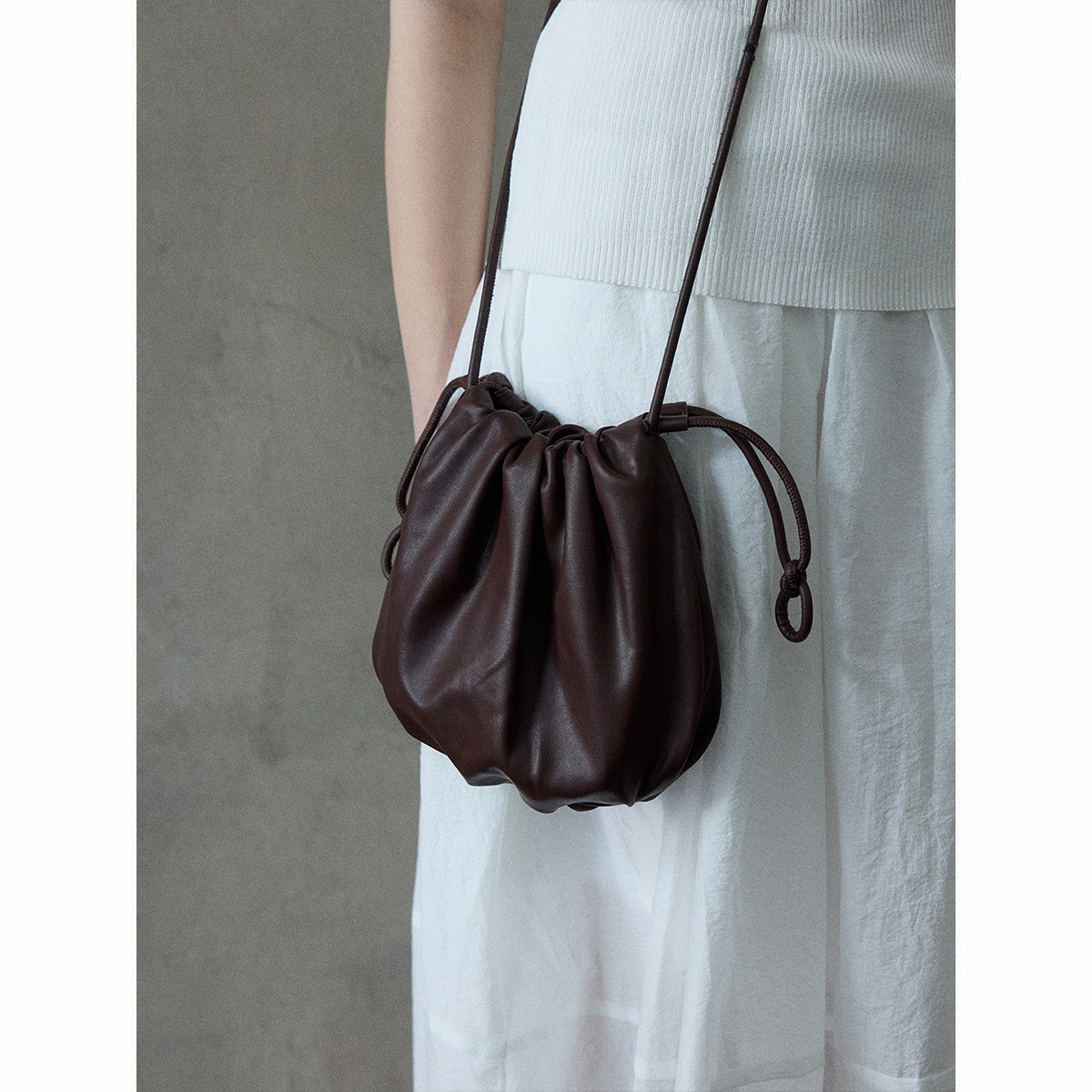 [몇 가지 알고] 소프트 왁스 클라우드 센스 드로스트링 크로스 바디 작은 가방 매일 일치하는 통근 휴대용 쉘 M8658