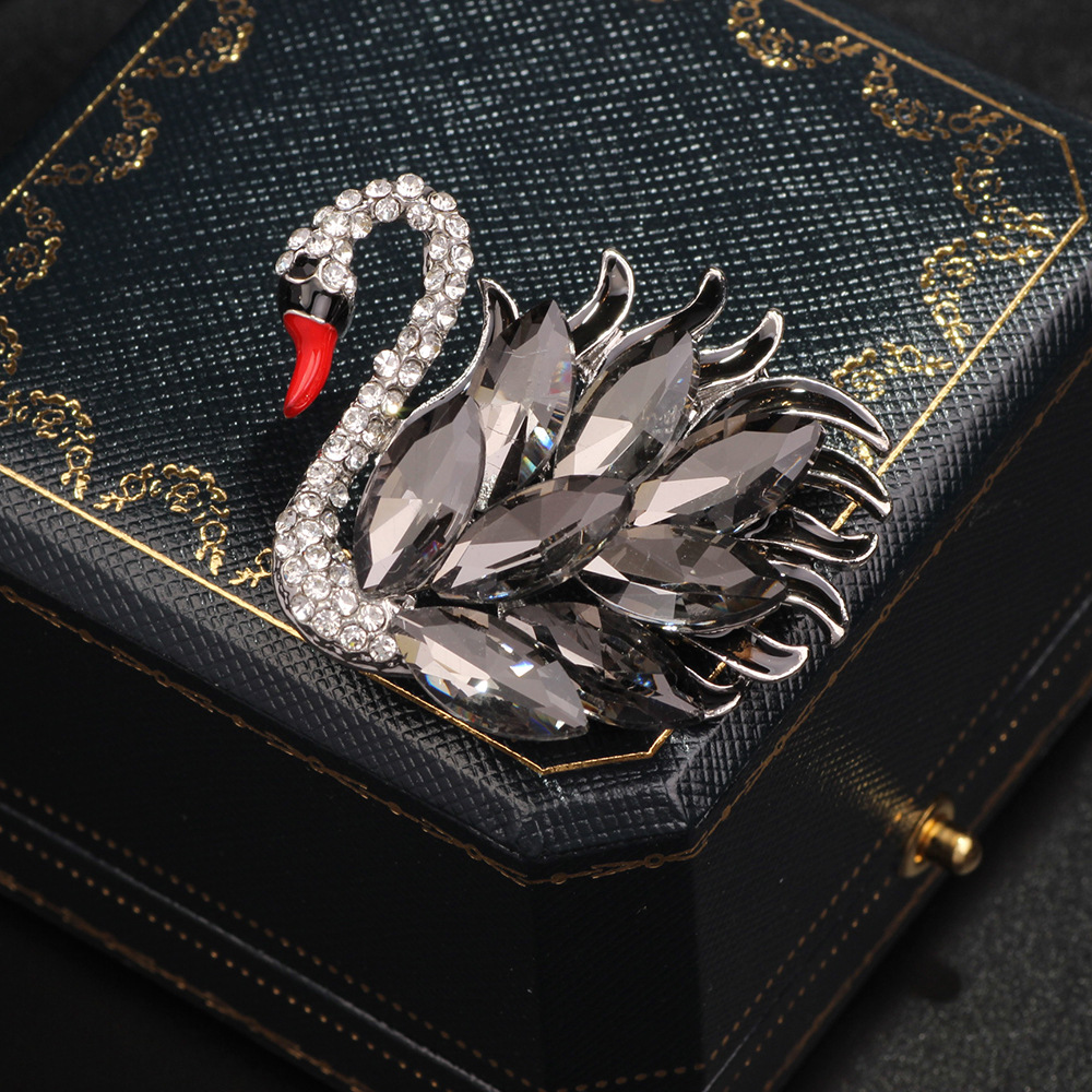 New Cross-Border Light Luxury European And American Style Exquisite Versatile Black Swan Brooch High-End Niche Suit Pin_voghion.com