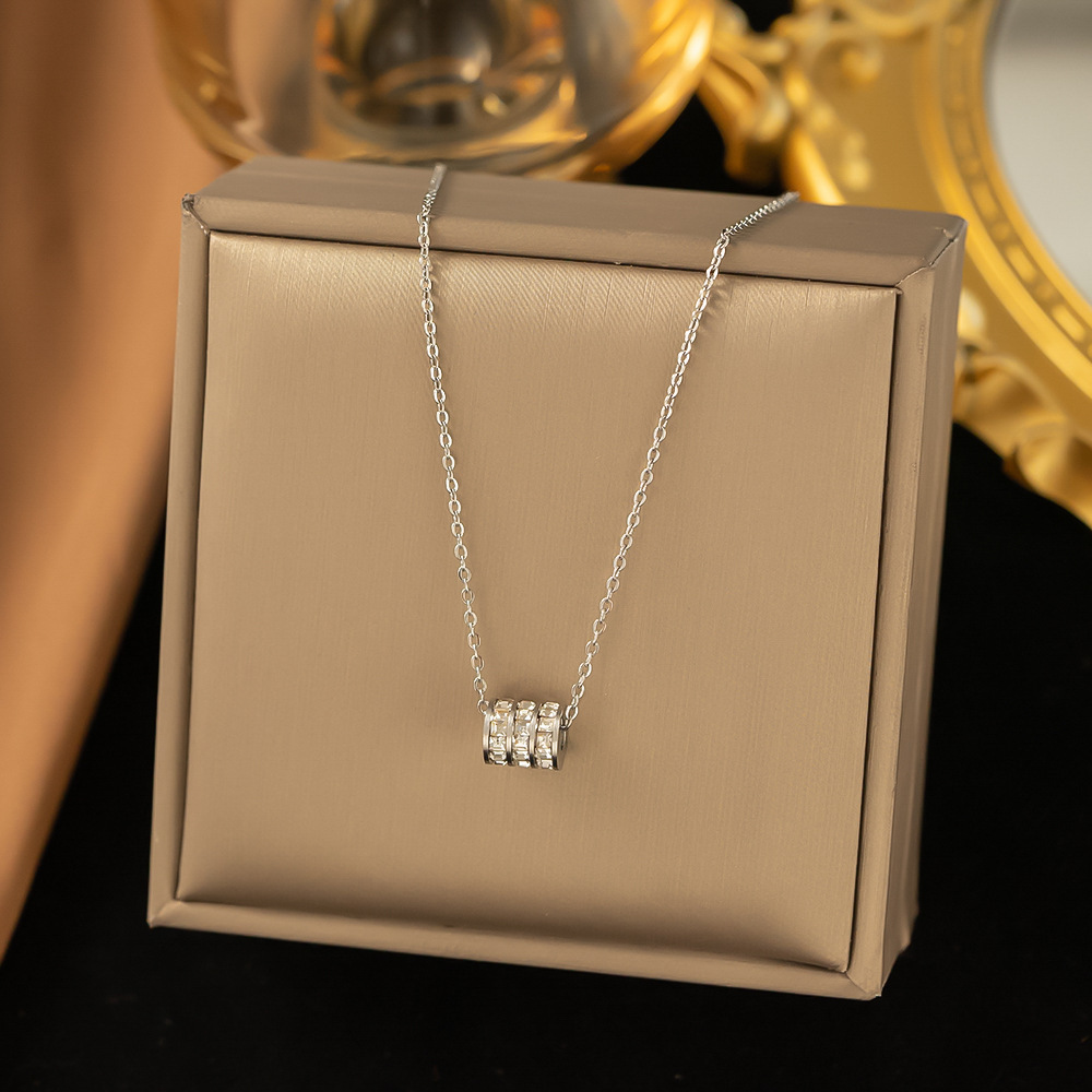 [collar de acero de titanio dorado + acero] collar de amor de nicho con cadena de clavícula avanzada en la moda de lujo ligero femenino