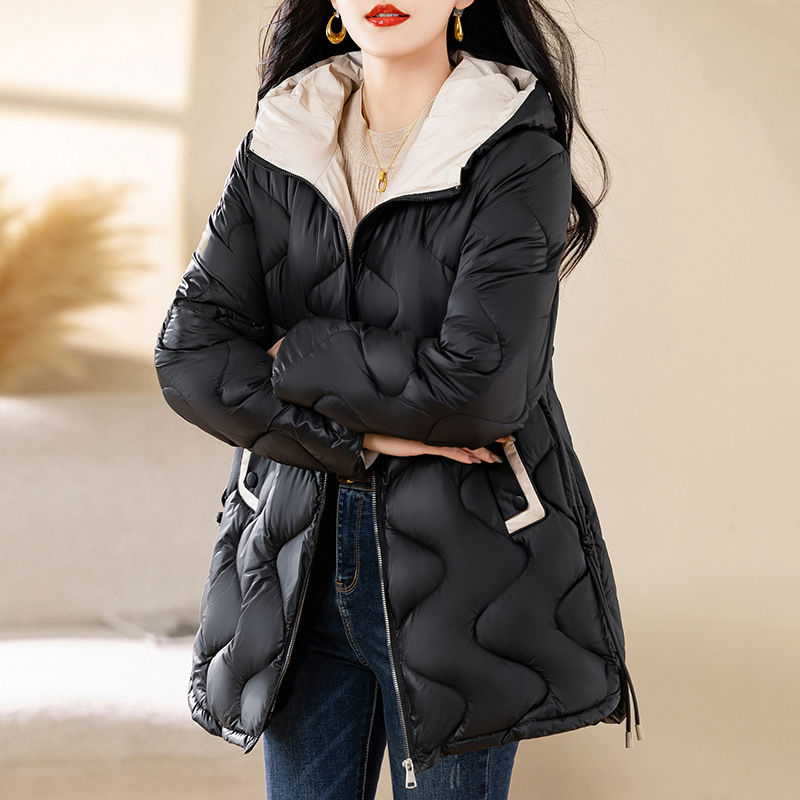 中長の菱格の襟がなくて薄い羽毛の綿服の女性の冬のデザイン感があります。|undefined
