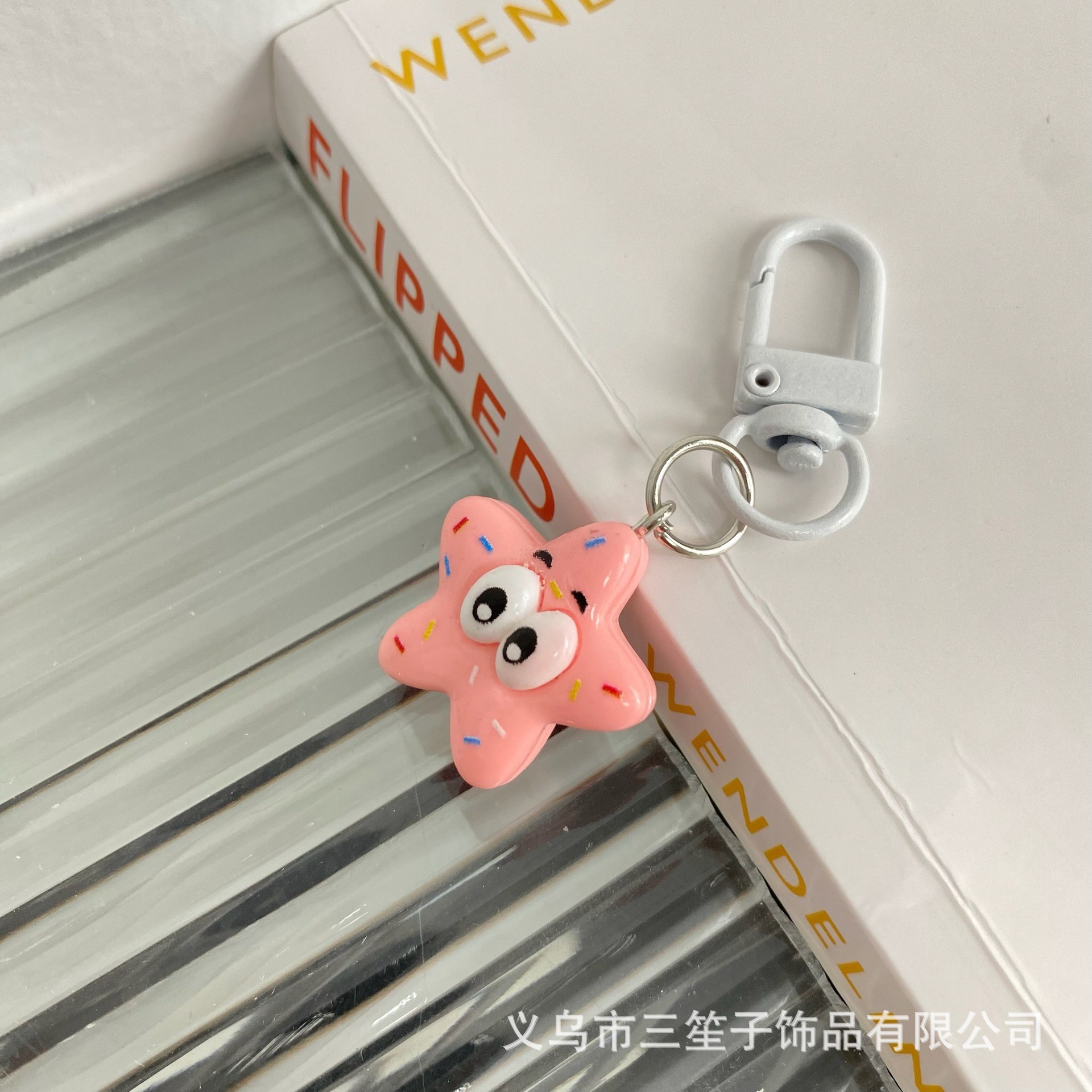 Resina pareja de dibujos animados hecho a mano Bob Esponja llavero 2025 nuevo lindo pequeño colgante estudiante caliente accesorios