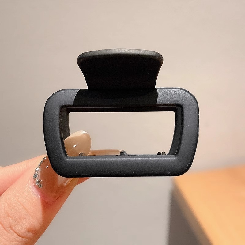 7 pinza cuadrada negra de unos 5cm.