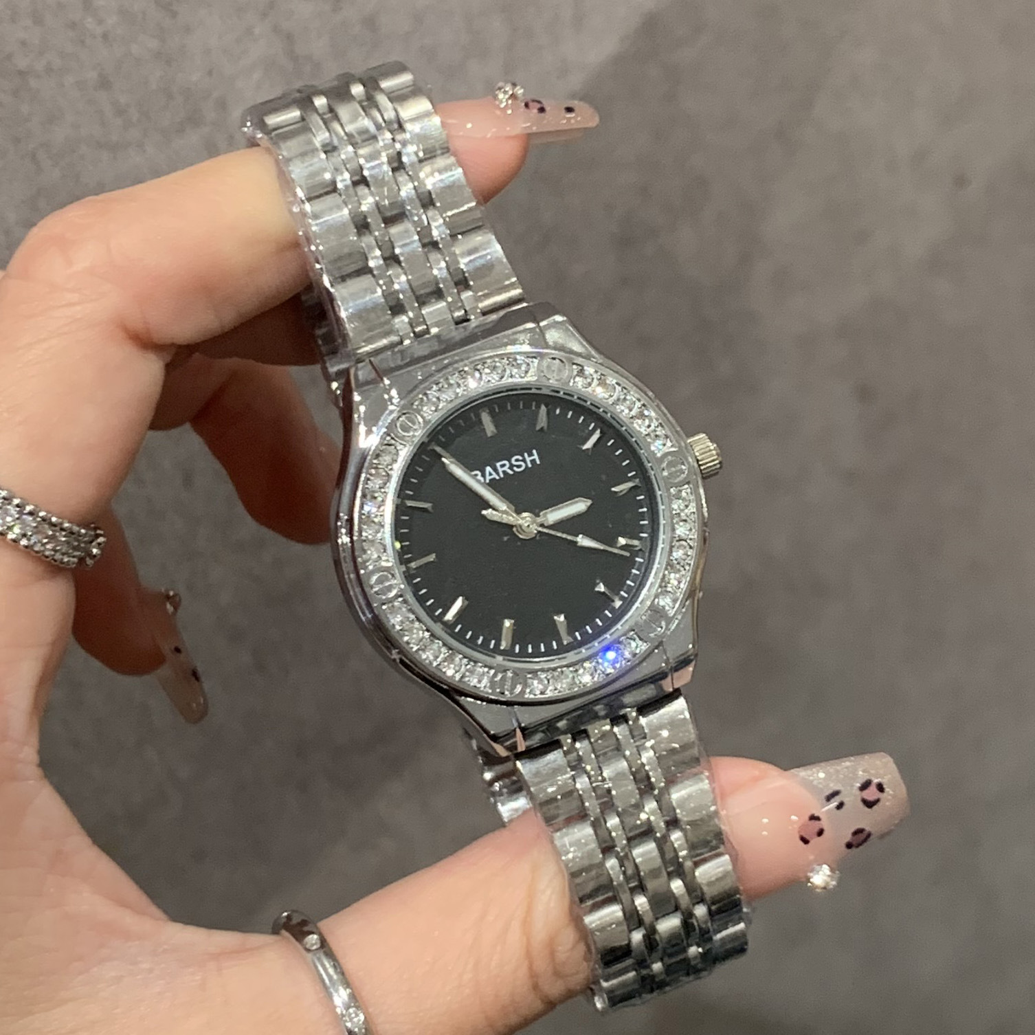 New Minimalist Elegant Lightweight Luxury Fashion Women's Watch with Diamond-Embedded Steel Band High-Grade Appearance Direct Factory Sales Hot-Selling Model
