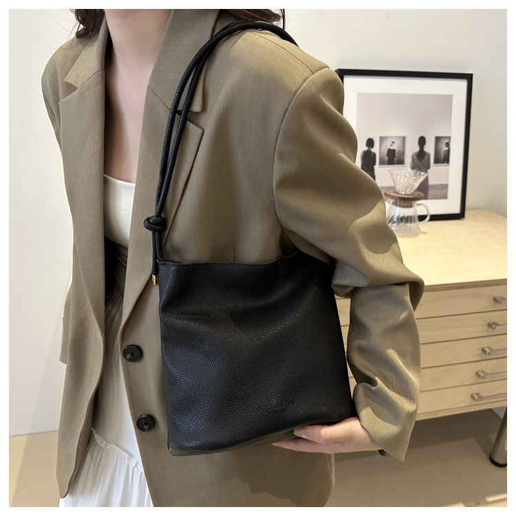 Solid-color simple single-shoulder casual. This year, the retro large-capacity 2024 new autumn crossbody bucket bag for women is in vogue undefined