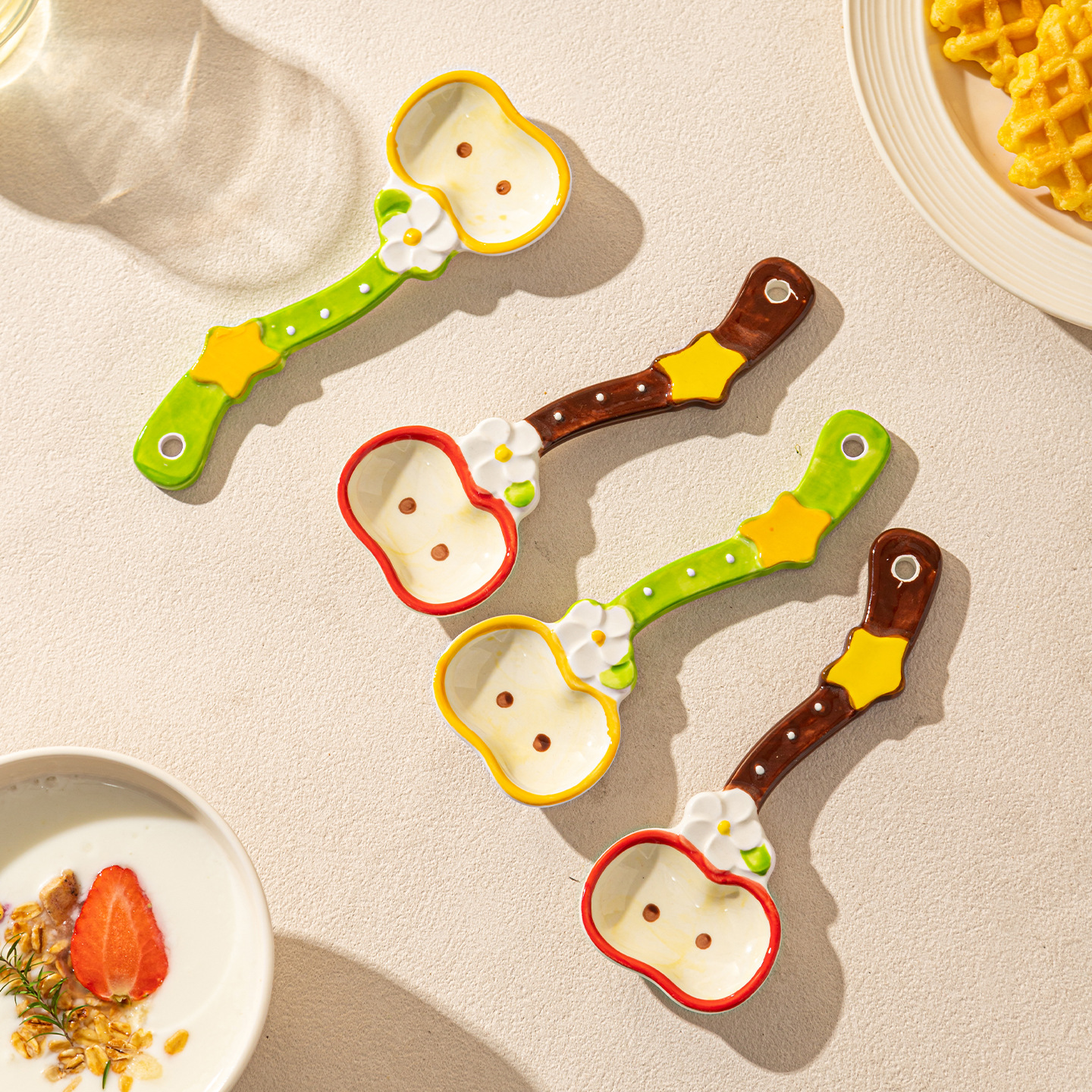 Cuchara de mango largo de manzana de dibujos animados adorable comida especial para niños dulces caseros cuchara de yogur de cerámica de grado alimenticio