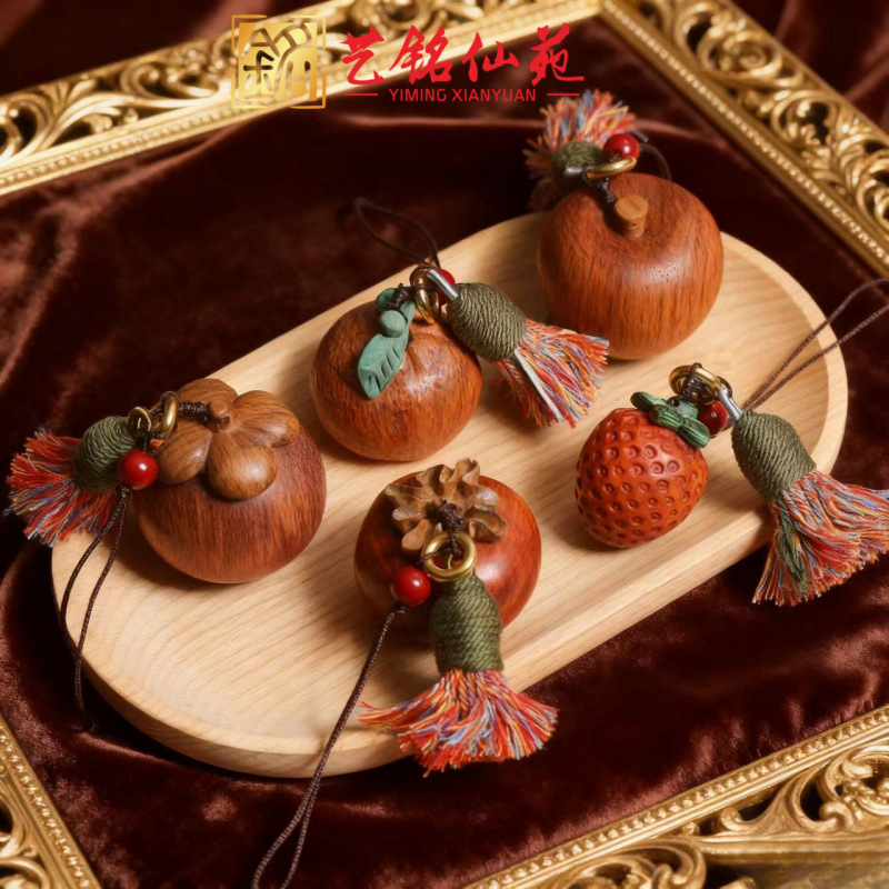 艺铭仙苑花梨木雕刻水果蔬菜手机挂件喜乐草莓七彩流苏编织吊坠