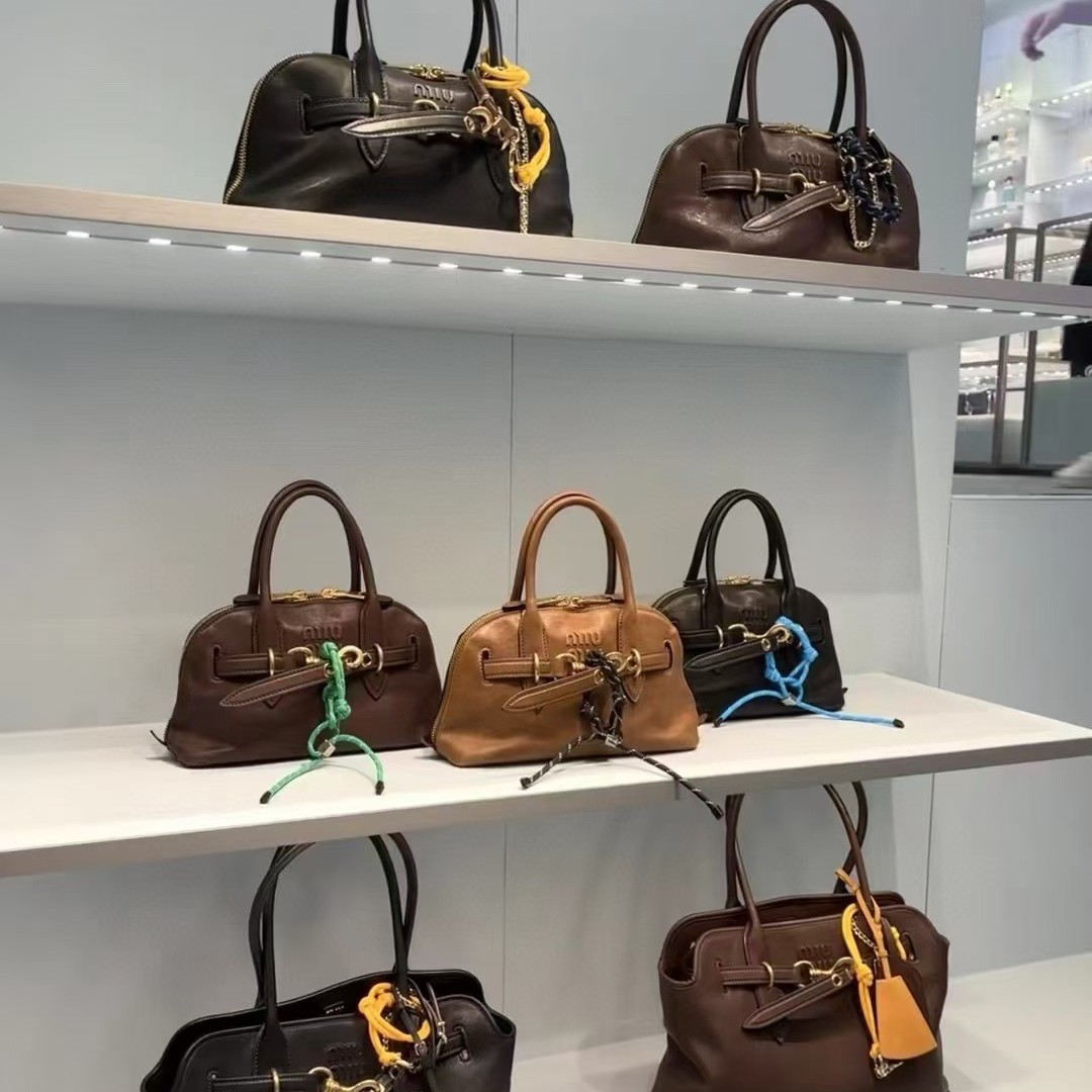 Tas Kulit Meladet Model Musim Gugur Musim Dingin Miu Tas Bowling Retro Miao Mu Model Baru 2024 Wanita Tas Jinjing Kulit Asli