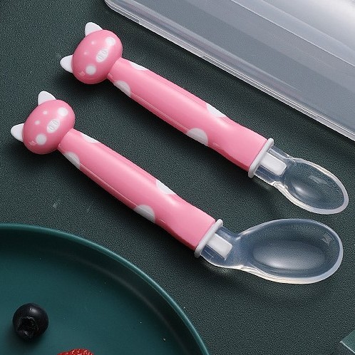 英語版カード付き ベビースプーン 子供用食器 シリコン製ソフトスプーン 赤ちゃん用食事練習用スプーン 曲がったスプーン