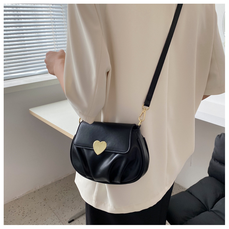 Wholesale Heart Buckle Fold One-shoulder Messenger Small Round Bag Nihaojewelry display picture 50