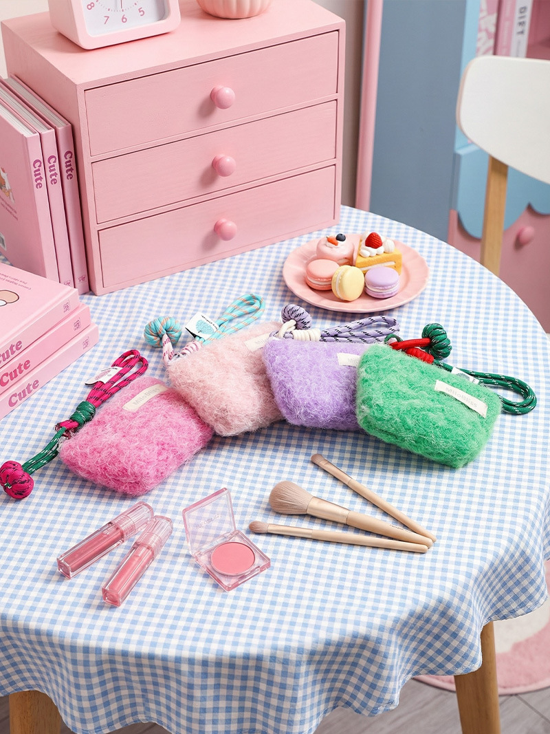 La nueva bolsa de cosméticos de felpa simple y de moda, bolsa de almacenamiento linda de color sólido, bolsa de cosméticos portátil de mano para salir todos los días