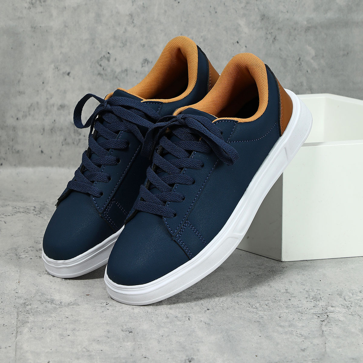 Jinjiang zapatos coreanos de moda skateboard de suela gruesa pareja zapatos deportivos casuales con suela suave zapatos blancos cómodos para mujeres