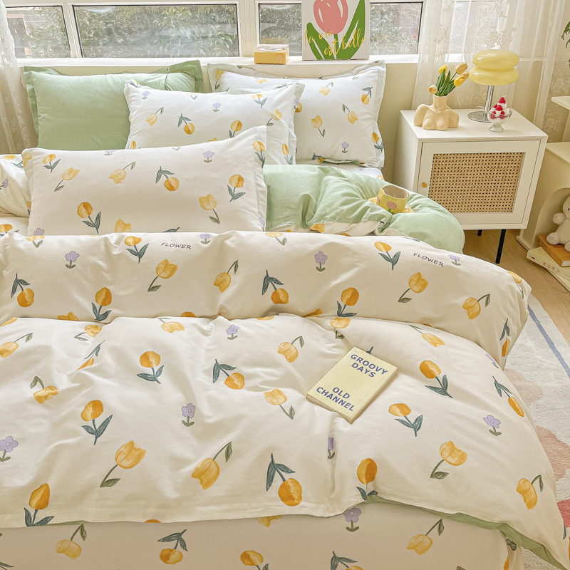 Pequeñas flores de algodón de cuatro piezas de una sola cama impresa cubierta de edredón dormitorio de estudiantes cama de algodón de tres piezas de una sola cama cubierta de edredón