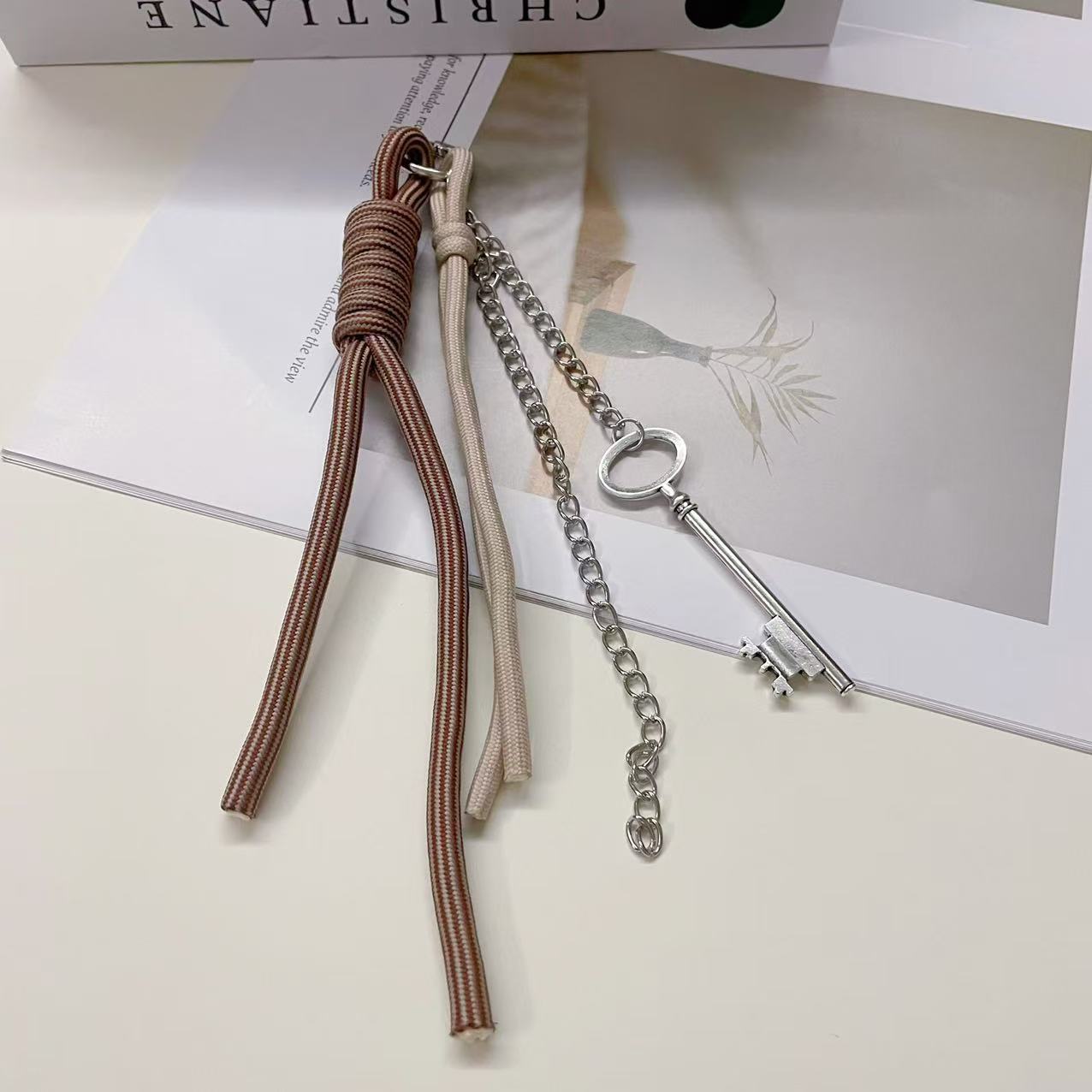 갈색 줄무늬 밧줄과 열쇠