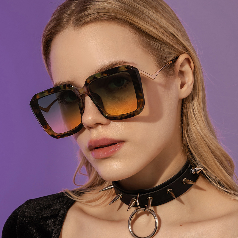 Fashion New Square Metal Bent Legs Round Face Sunglasses display picture 3