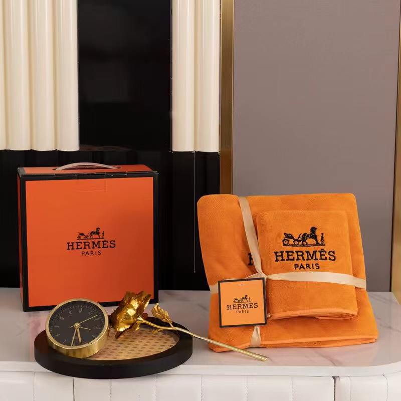 Embroidered Letter Logo Coral Fleece Towel Set for Home Use, Absorbent and Quick-Drying, Thick and Soft Face Towel and Bath Towel