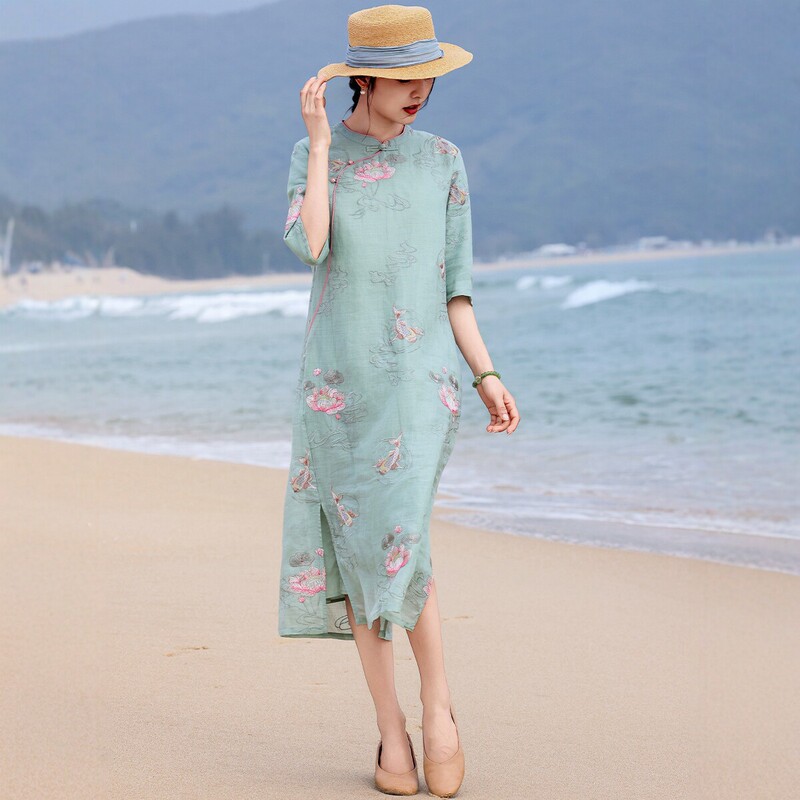Chinese-Style Ramie Improved Cheongsam Dress with Heavy Embroidery of Lotus and Carp, Artistic Buttoned Dress, 26 New Summer Model Chinese-Style Ramie Improved Cheongsam Dress with Heavy Embroidery of Lotus and Carp, Artistic Buttoned Dress, 26 New Summer Model
