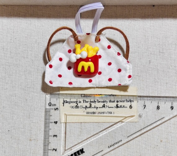 말라오 레드 폴카 도트 앞치마는 가격 차액 5센트를 지불해야 합니다.