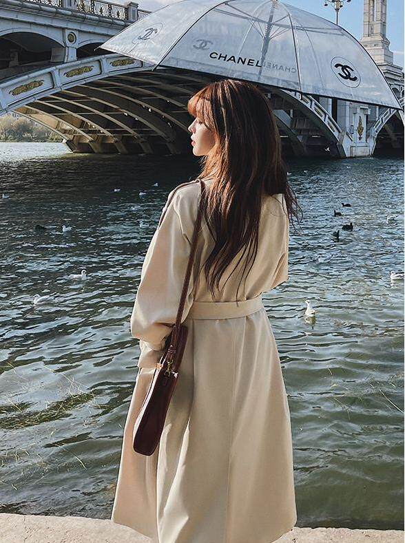 Áo khoác trench coat nữ dáng dài trung bình, form rộng, cổ vest, tay dài, phong cách thanh lịch — Màu be (chất lượng cao cấp) chi tiết 11