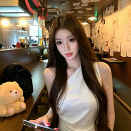 TZ7715法式斜肩缎面露肩褶皱无袖背心女夏气质清冷感名媛外穿上衣
