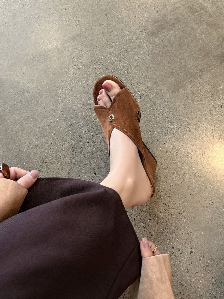 Sandal nữ da cừu hở mũi quai chéo gót xuồng 5 cm — màu nâu, Trang chủ, màu đen chi tiết 13