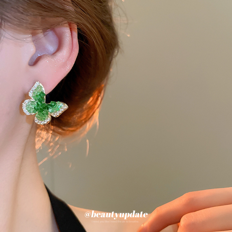 Pendientes de mariposa de cristal de aguja de plata galvanoplastia de oro real de 18k Pendientes frescos pequeños Pendientes exquisitos personalizados Sensación avanzada de nicho