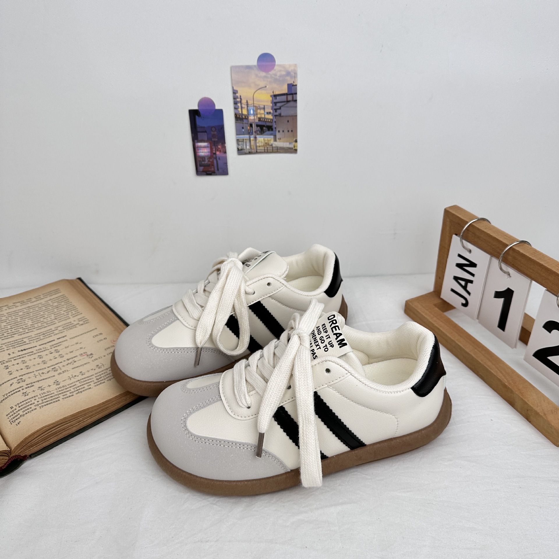 Yuanbo 2025 estudiantes zapatos de deporte de tendencia de punta cuadrada de corte bajo zapatos de entrenamiento alemán para mujer zapatos de lona casuales coreanos de todo fósforo