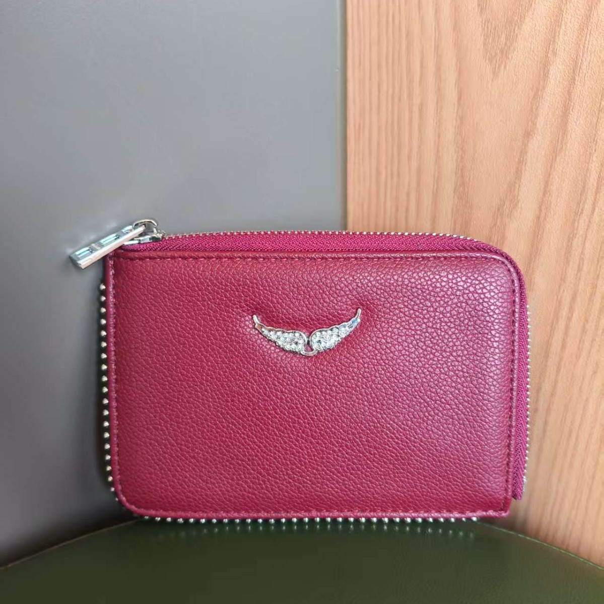 Bolso de cuero cruzado con alas y cadena, estilo negro