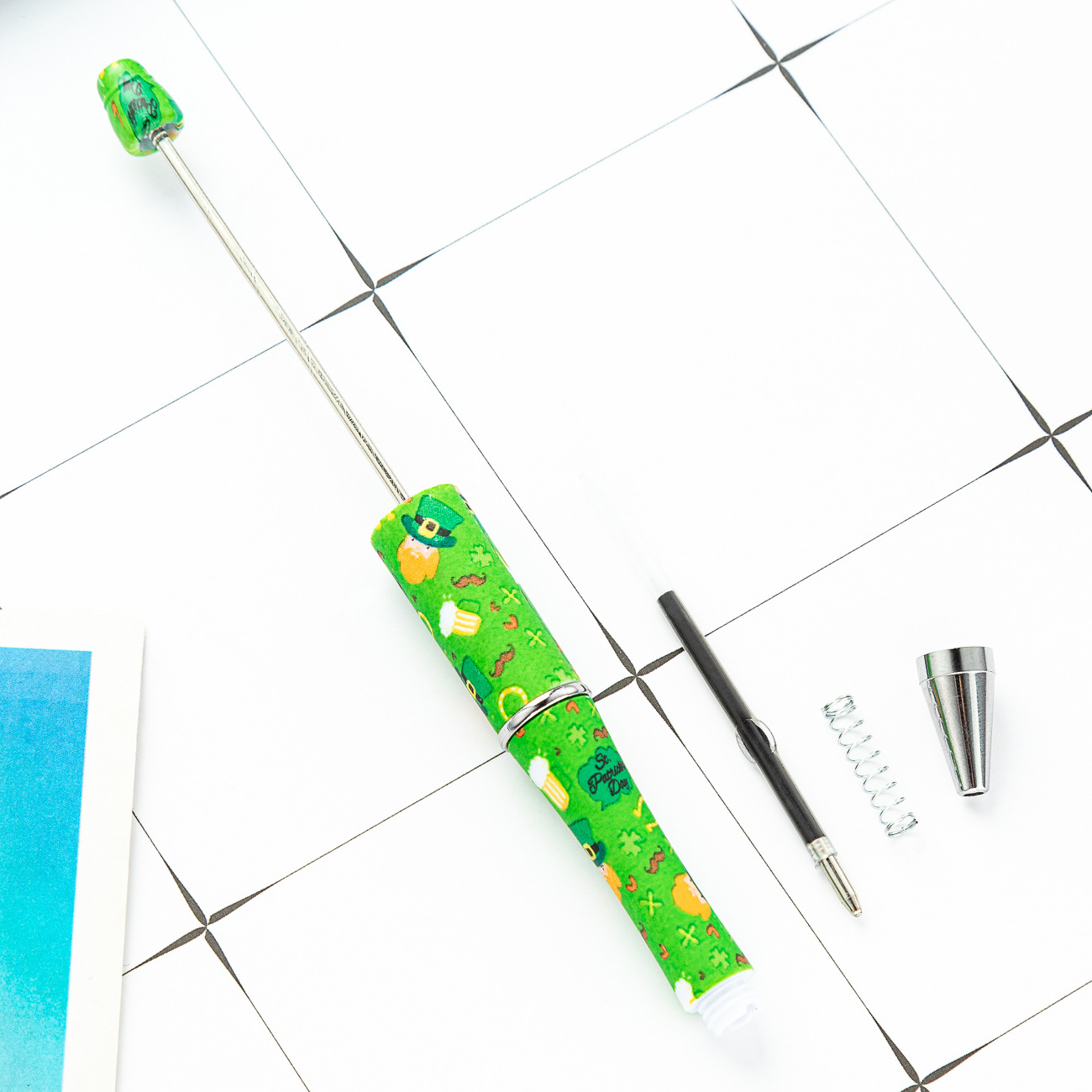 Bricolaje creativo trébol de cuatro hojas serie de cuentas pluma de impresión multicolor bolígrafo en stock al por mayor de plástico con cuentas pluma