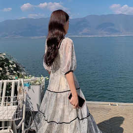 森系减龄泡泡袖连衣裙女中长款2026夏法式方领碎花裙度假风连衣裙