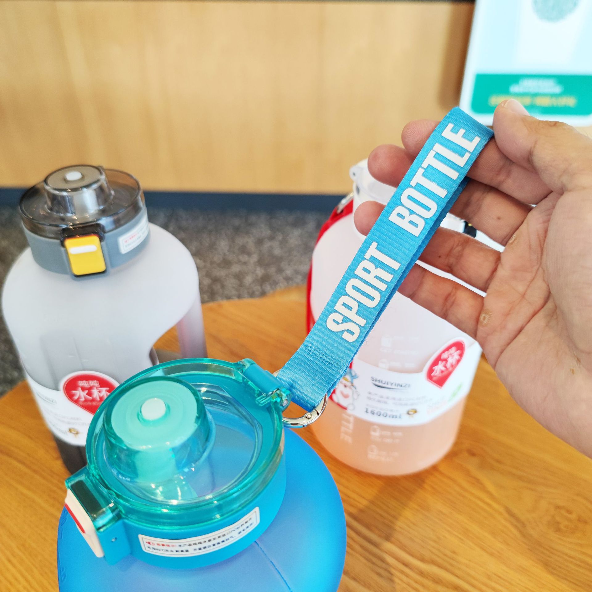 Botella de agua de plástico degradado de gran capacidad y alto valor con asa para fitness Botella de agua para deportes al aire libre 1200ml