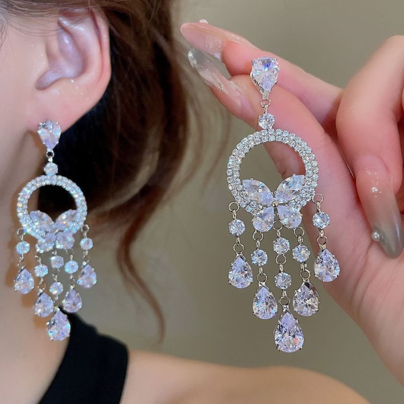 Agujas de plata transfronterizas flores de zircón aretes de bordillo estilo de moda pernos de auriculares lujosos de alto nivel de diseño de auriculares nicho
