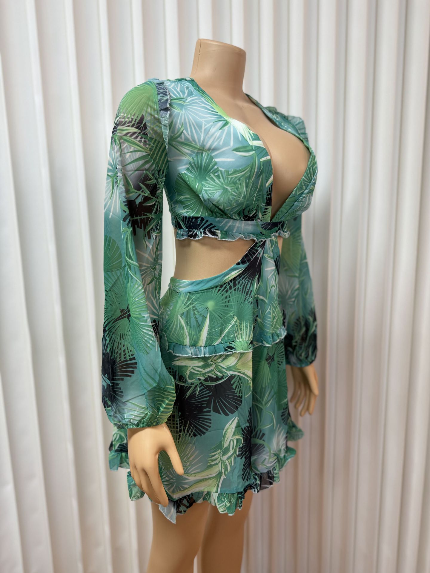 Macacão feminino boho com decote v profundo e ajuste em cordão_voghion.com