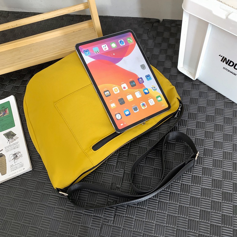 Bolso de mensajero de nailon casual para mujer 2024 nuevo bolso de mensajero de marca de moda de gran capacidad ligero bolso de hombro para hombre al por mayor