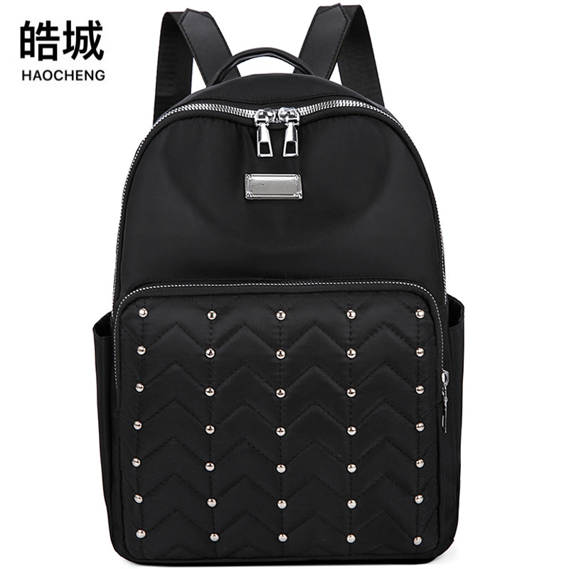 2023 verano nuevo estilo casual damas mochila de tela Oxford moda remache al aire libre mochila de viaje ligera al por mayor