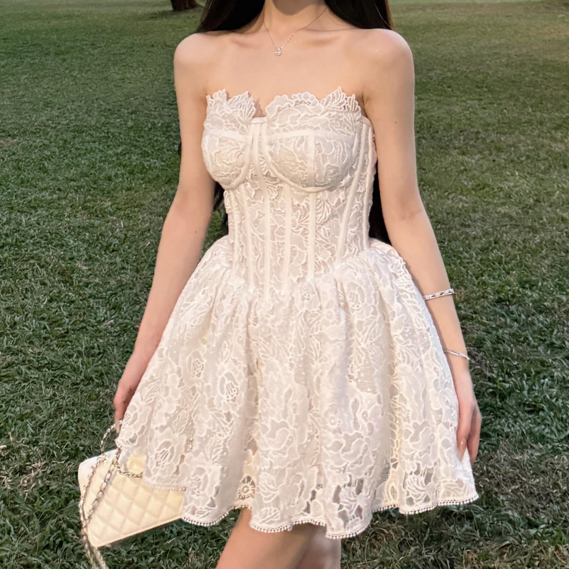 2025 Early Spring New French Pure Desire Heavy White Lace Tube Top Fishbone Dress Waist Bridesmaid Dress 1985
