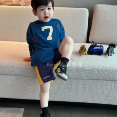男の子用長袖Tシャツ、子供用春夏服、2025年スポーツ用インナーシャツ、女の子用ブルートップス、トレンド感のある吸湿速乾素材