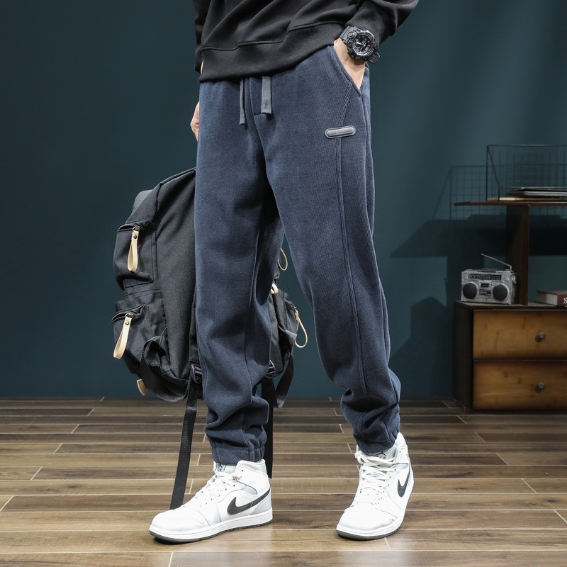 仕事をしているズボンの男性は秋冬に耐摩耗性があり、汚れに強いです。