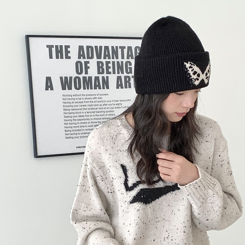Sombreros de mujer otoño 2025 nueva moda ocio a prueba de viento cálido mariposa gorra de lana de punto gorra al por mayor
