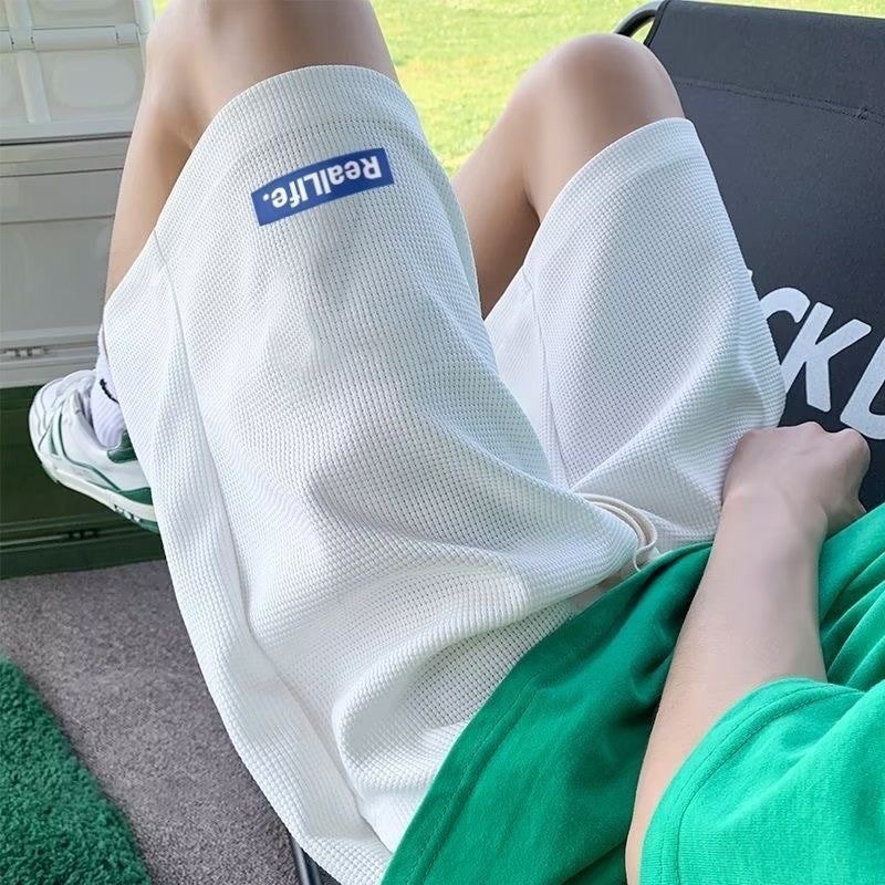 Fashionable waffle shorts for men, summer thin loose casual mid-length shorts, 2025 new style, sporty five-point pants for men.