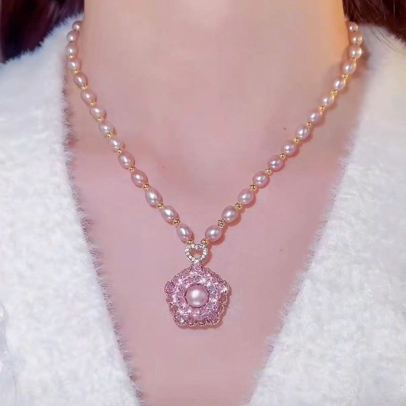 Collier tendance à perles avec pendentif papillon et fleur_voghion.com
