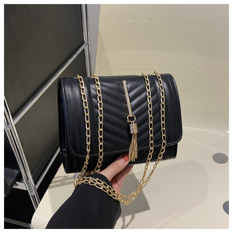 Borsa a tracolla donna con ricamo catena e nappine elegante_voghion.com
