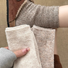 秋冬の靴下の子供の韓国系の純色のinsの潮のぬいぐるみの縦条の中筒の少女の家庭の保温の床は長い筒を積みます。