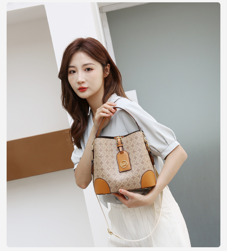 2023 Autumn New Live Broadcast Good Style Printed Large Capacity Bucket Bag Women's PU Contrast Color Wide Shoulder Strap Crossbody Bag_voghion.com
