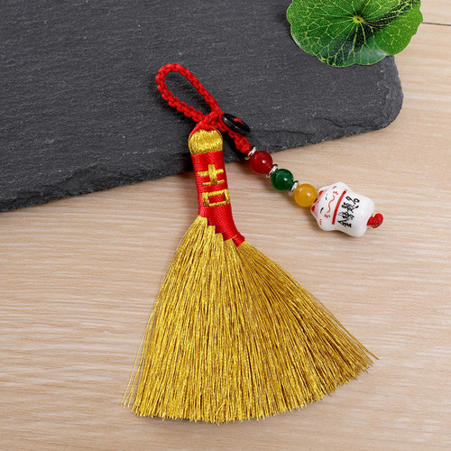 The same style of woven Dragon Boat Festival gold broom pendant is used to transport bad luck and is a handmade broom that can be used as a baby bedside pendant to suppress shock.