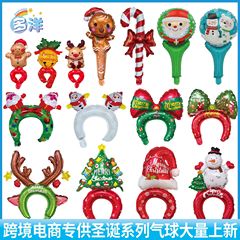 クリスマスのクリスマスツリーの老人雪だるまは棒のカチューシャの装飾品を持っています。
