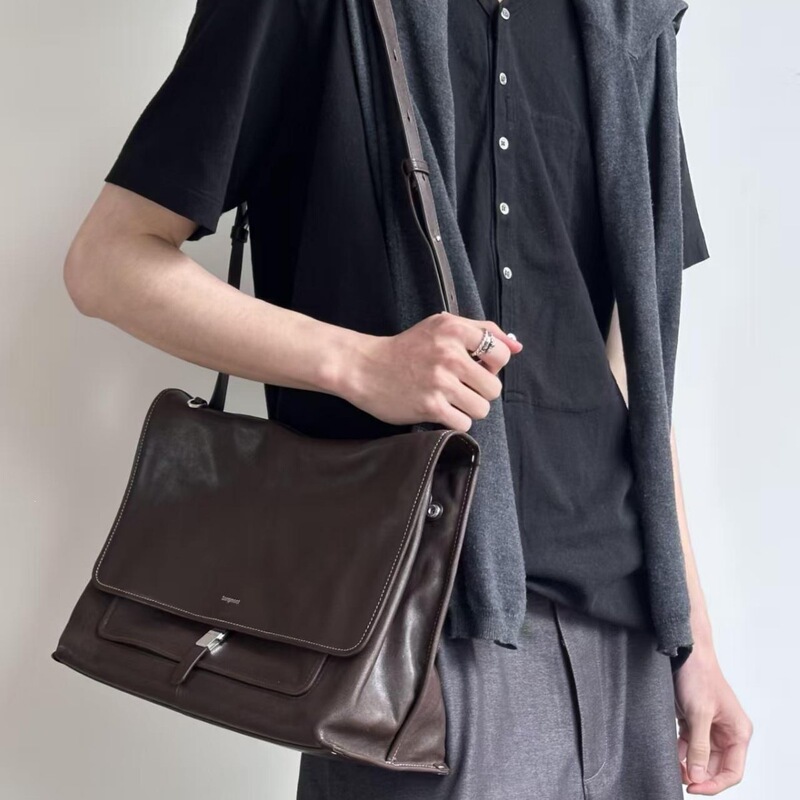 【Celebrity Style】Songshanxia Vegetable-Tanned Sheepskin Mountain Hiking Messenger Bag Versatile Casual Commuter Shoulder Bag 【Celebrity Style】Songshanxia Vegetable-Tanned Sheepskin Mountain Hiking Messenger Bag Versatile Casual Commuter Shoulder Bag