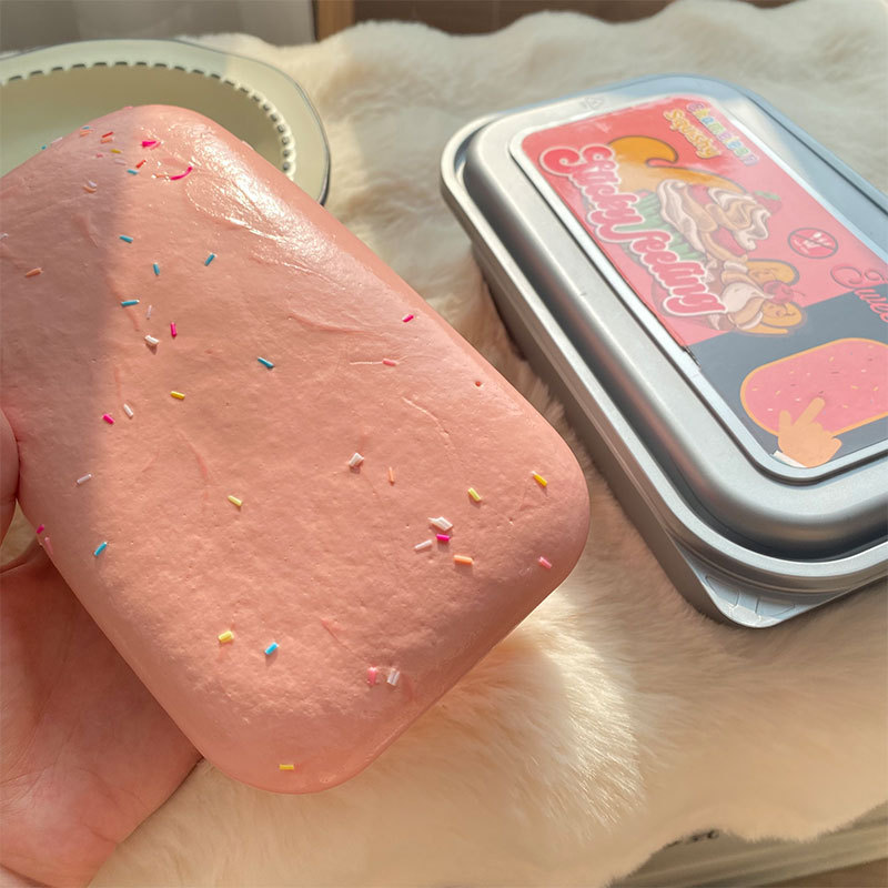 スローバックシミュレーショントーストの箱のケーキをつまんで、指をつまんで、つまんで、超厚で、柔らかくて、手触りがいいです。|undefined
