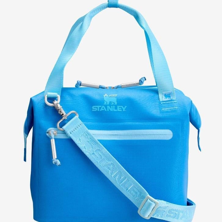 파란색 가방 재고 있음