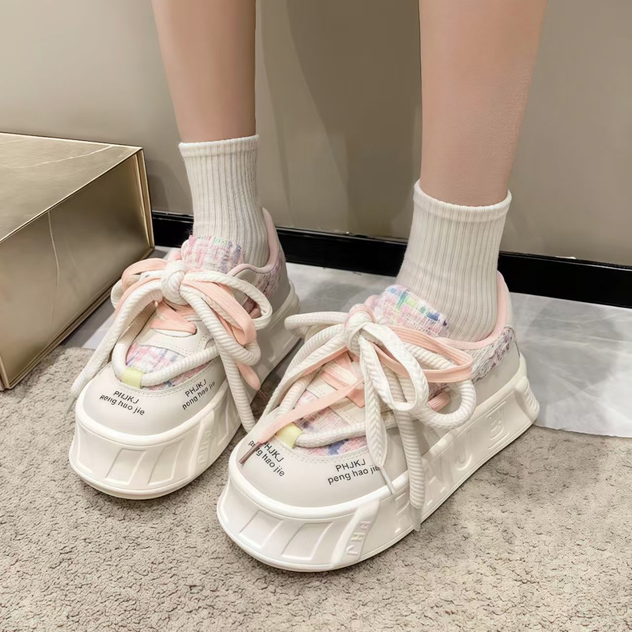 Zapatos blancos de altura de suela gruesa para mujeres 2025, nuevos zapatos de color de dopamina de otoño para mujeres zapatos de skate de diseño